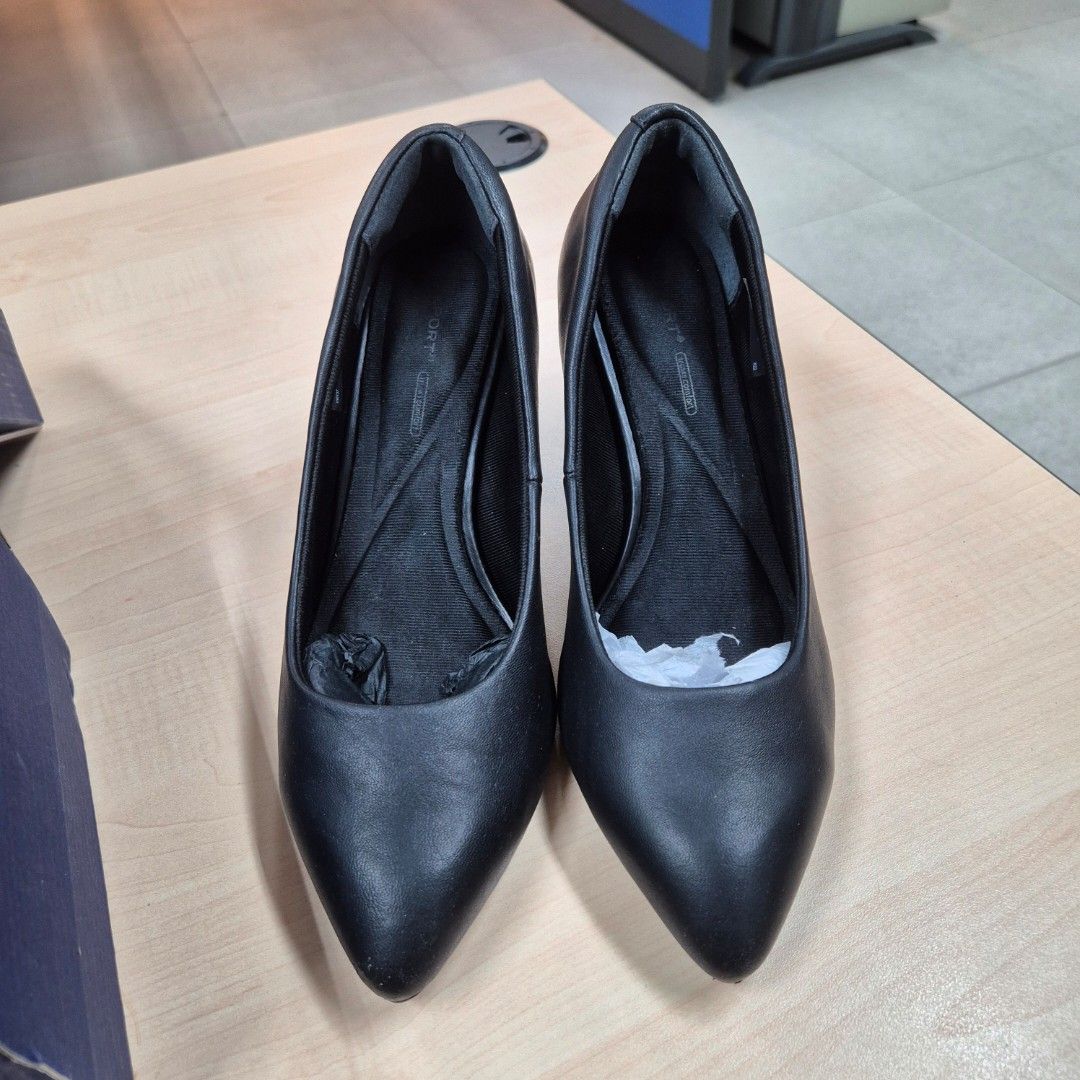 Rockport Office Shoes/ Heels (Category: Heels) located in Makati City. Submitted by winn99 (Listing ID 1359707832, Image 3). Description: Original Price: PhP 6,490 Personally used Well maintained Size: Europe 37.5 Super comfortable! RFS: decluttering for school thesis funds.
