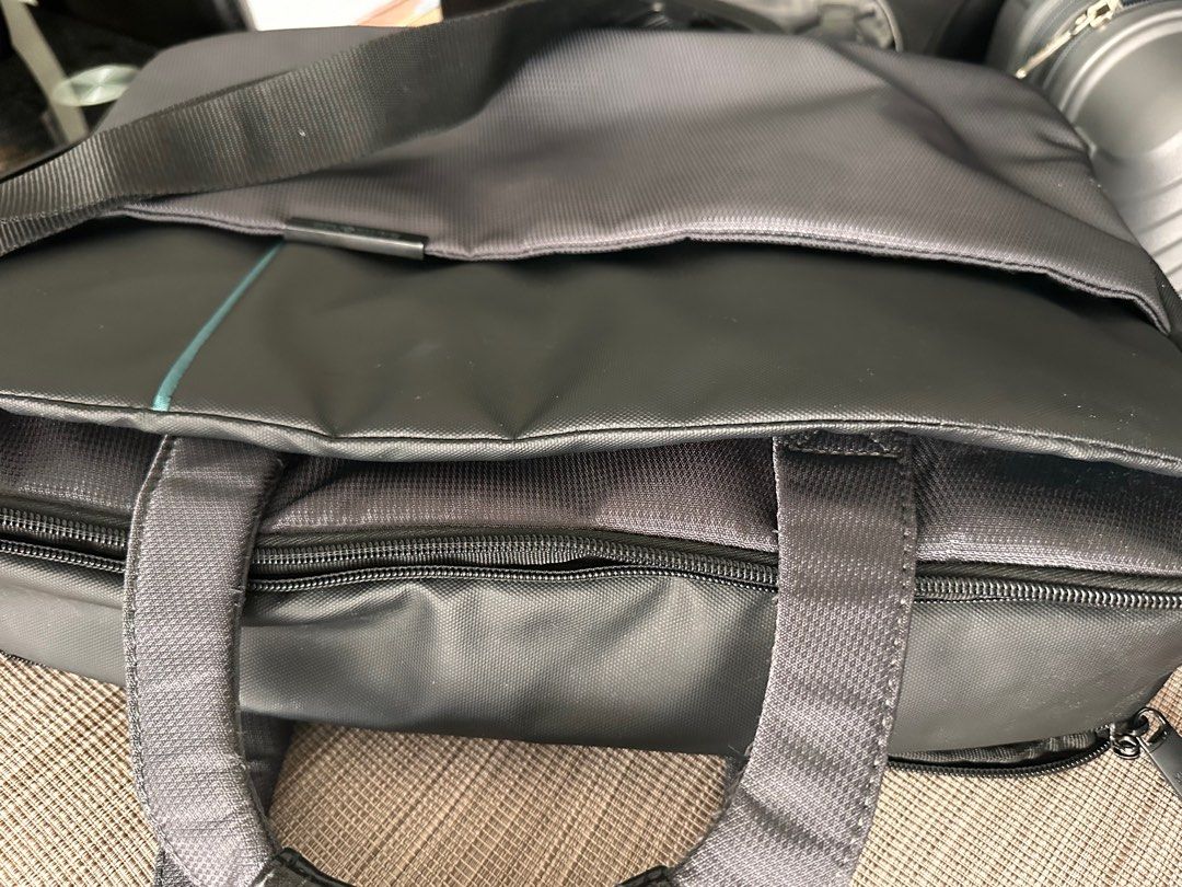SAMSONITE LAPTOP BAG (Category: Laptop Bags & Sleeves) located in Taguig. Submitted by pinkpanther1 (Listing ID 1359708180, Image 3). Description: AUTHENTIC SAMSONITE LAPTOP BAG -can fit 2 laptops and an ipad - has alot of pockets inside -with original sling Flaw- leather handle has signs of wear and cracks -can fit 15-inch laptop Lalamove fee from bgc - c/o buyer .