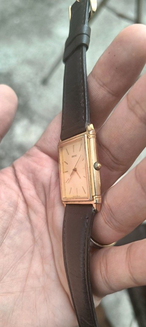 Seiko tank (Category: Luxury Watches) located in Rizal. Submitted by laurentinwatches (Listing ID 1359743821, Image 3). Description: only issue is the faded crown.