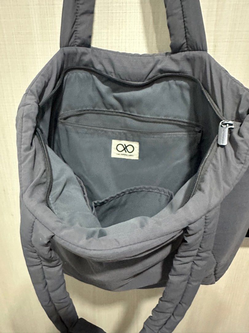Sofia label (Category: Tote Bags) located in Singapore. Submitted by winterbear11 (Listing ID 1359811415, Image 3). Description: .