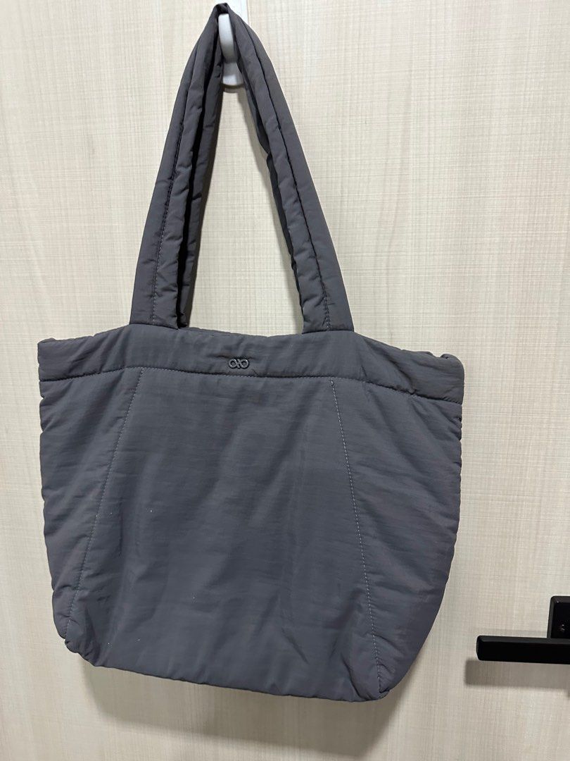 Sofia label (Category: Tote Bags) located in Singapore. Submitted by winterbear11 (Listing ID 1359811415, Image 2). Description: .