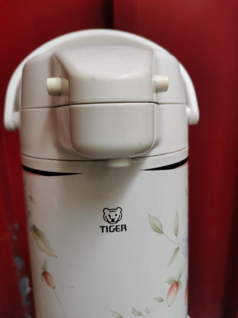Tiger Thermos Japan (Category: Pitchers & Dispensers) located in Caloocan City. Submitted by obr58 (Listing ID 1359683583, Image 2). Description: Original Made in Japan Capacity: approximately 1 liter Hot water overnight Pump still working Slightly negotiable.