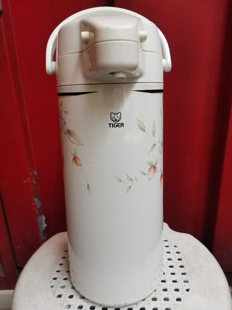 Tiger Thermos Japan (Category: Pitchers & Dispensers) located in Caloocan City. Submitted by obr58 (Listing ID 1359683583, Image 1). Description: Original Made in Japan Capacity: approximately 1 liter Hot water overnight Pump still working Slightly negotiable.