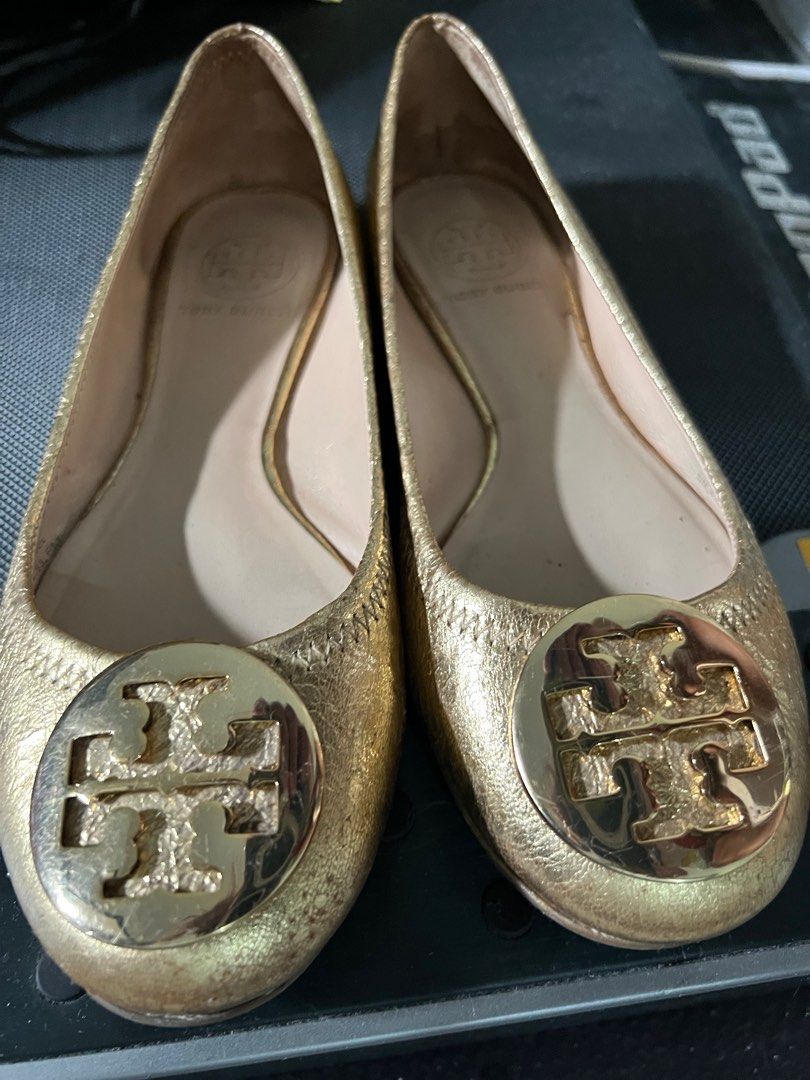 Tory Burch Ballet Soes Authentic (Category: Flats & Sandals) located in Pasig City. Submitted by bashadp (Listing ID 1359711743, Image 1). Description: Reva Ballet Saharian Gold withMetal Logo Size: 6 Original - Bought fromRustans Shangri La 13,750 pesos.