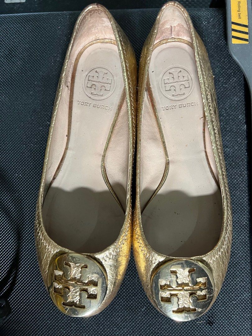 Tory Burch Ballet Soes Authentic (Category: Flats & Sandals) located in Pasig City. Submitted by bashadp (Listing ID 1359711743, Image 3). Description: Reva Ballet Saharian Gold withMetal Logo Size: 6 Original - Bought fromRustans Shangri La 13,750 pesos.