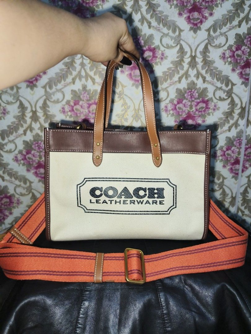 Coach x Peanut bag (Category: Luxury Bags & Wallets) located in Manila. Submitted by hanamipreloved (Listing ID 1360002399, Image 1). Description: preloved coach bag,need lng ng cleaning .made in vietnam. di ako sure kung authentic bigay lng skn.