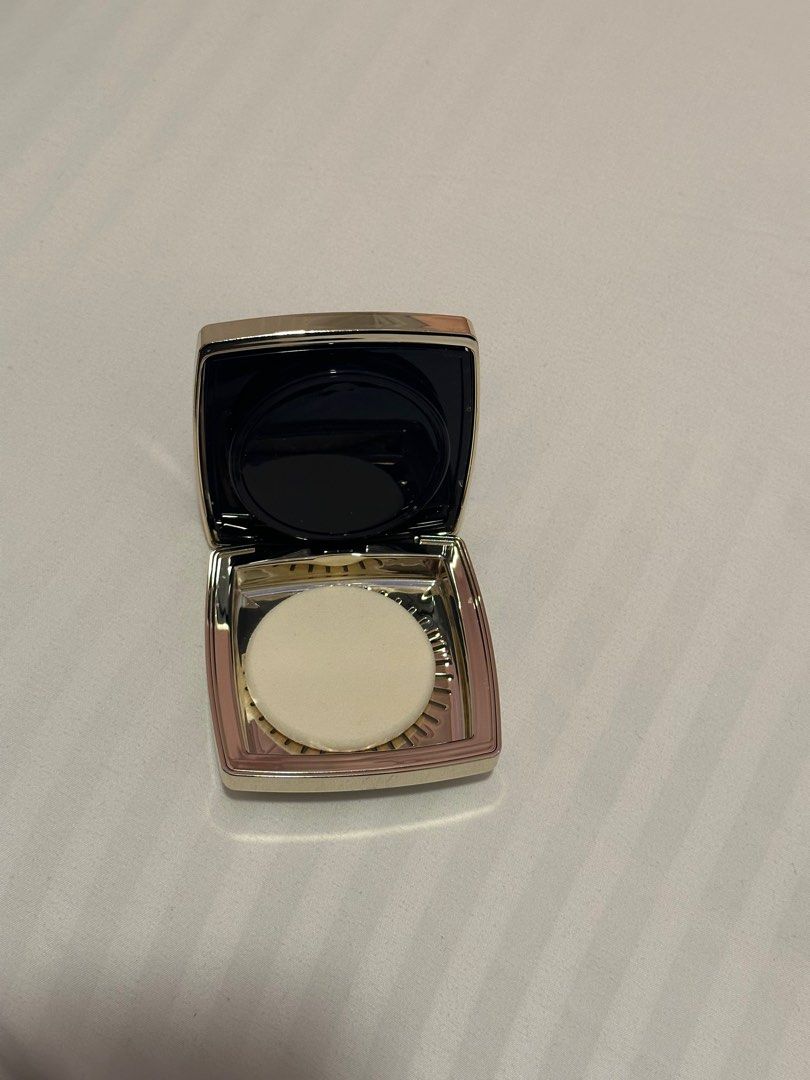 Estee Lauder Powder (Category: Makeup) located in Santa Rosa. Submitted by decluttering_. (Listing ID 1359959371, Image 3). Description: Authentic EL OG price is 5k+ Rfs: decluttering - used once only MOP: Gcash MOD: Lalamove/J&T Price is negotiatiable Comes w box.