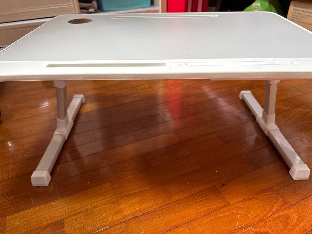 Foldable Mini Table (Category: Kids' Tables & Chairs) located in Singapore. Submitted by ilovekucing123 (Listing ID 1359891609, Image 2). Description: -height and angle is adjustable! -comes with USB light & fan -slight cracks as shown in the last picture fastdeal! letting go of this ASAP 🙏🏻.