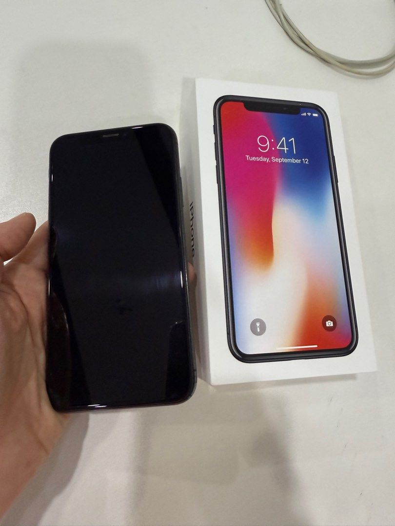 iPhone X 256GB Factory Unlocked (Category: iPhone X Series) located in Quezon City. Submitted by 18john (Listing ID 1360025753, Image 2). Description: 256GB Unlocked Unit in Box Model M -bought new , 1st owner No dents, minimal signs of usage All original parts - Battery health 67% Phone and box only .