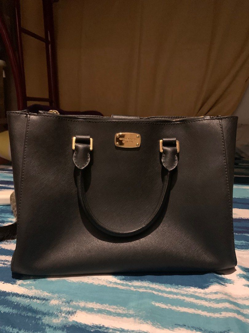 Michael Kors (Category: Luxury Bags & Wallets) located in Quezon City. Submitted by samimimo (Listing ID 1359886020, Image 1). Description: Michael Kors (2 way) Original, personally bought in USA Rfs: decluttering Still in good condition Price 3,200 Loc: fairview/QC.