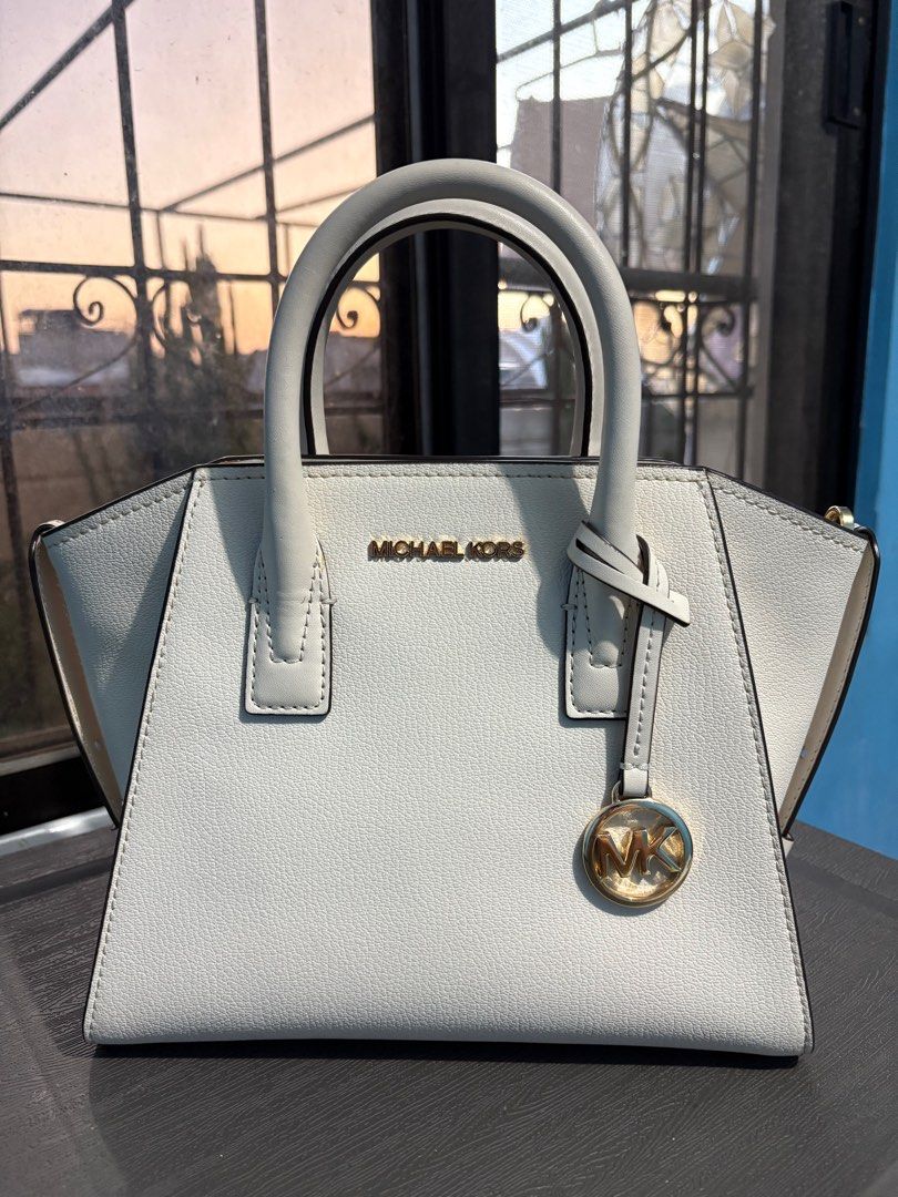 MICHAEL KORS AVRIL FOR SALE (Category: Luxury Bags & Wallets) located in Manila. Submitted by cjdln (Listing ID 1360033877, Image 1). Description: Michael Kors Avril (White) Authentic 💯 Small leather top-zip satchel Good as new Used twice only.