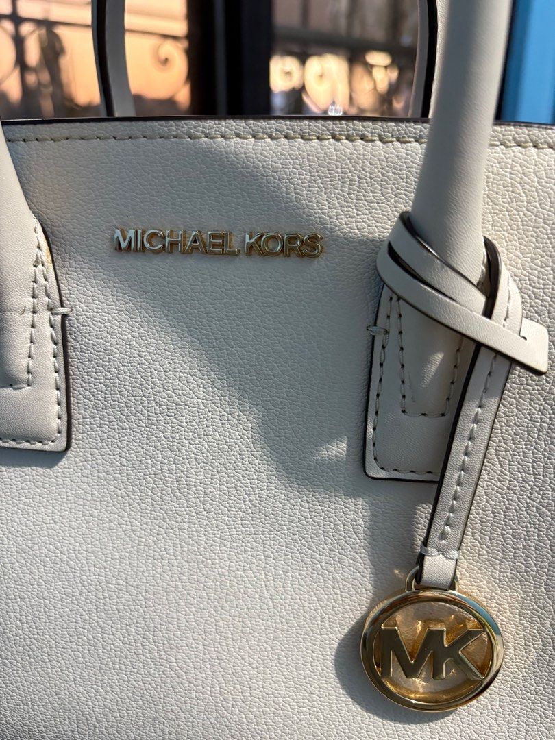 MICHAEL KORS AVRIL FOR SALE (Category: Luxury Bags & Wallets) located in Manila. Submitted by cjdln (Listing ID 1360033877, Image 3). Description: Michael Kors Avril (White) Authentic 💯 Small leather top-zip satchel Good as new Used twice only.