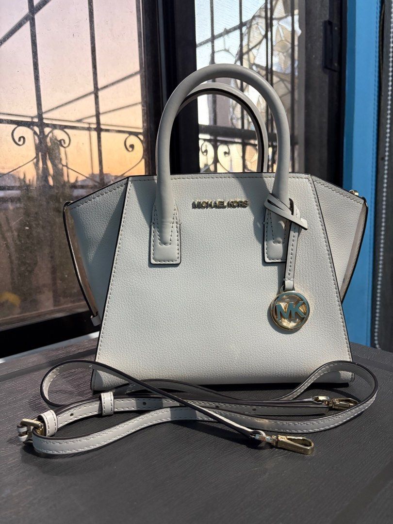MICHAEL KORS AVRIL FOR SALE (Category: Luxury Bags & Wallets) located in Manila. Submitted by cjdln (Listing ID 1360033877, Image 2). Description: Michael Kors Avril (White) Authentic 💯 Small leather top-zip satchel Good as new Used twice only.