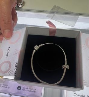 Pandora bracelet with daisy charm