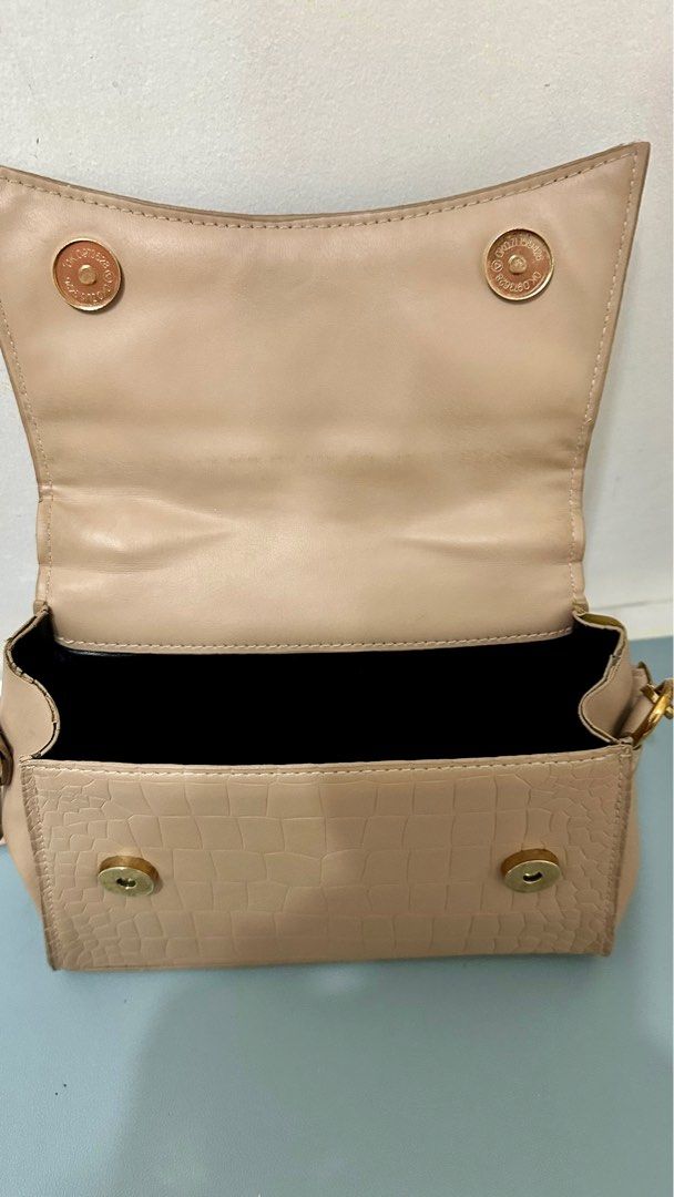 Pre-loved Shein Beige Sling Bag (Category: Cross-body Bags) located in Quezon City. Submitted by trishystuff (Listing ID 1359941133, Image 2). Description: Disclaimer: - Color might be slightly different from actual due to camera/screen settings. Mode of payment: Bank transfer or Gcash Note: Shipping via Grab or Lalamove ONLY. Fee care of buyer..