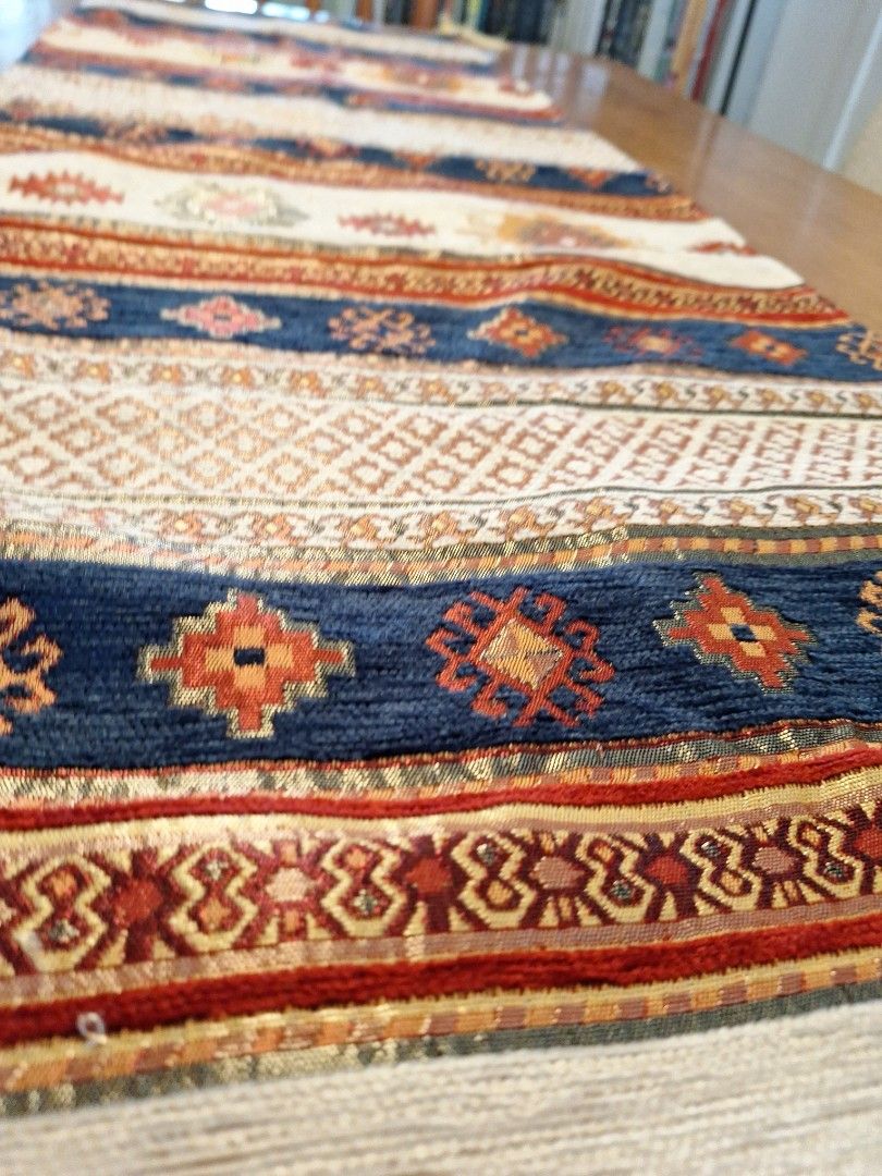 Table runner (Category: Other Home Decor) located in Singapore. Submitted by bdog0987 (Listing ID 1359887789, Image 3). Description: Very nice table runner with tribal style. Size: 125 x 44 cm.