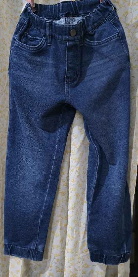 Uniqlo denim jeggings (Category: Babies & Kids Fashion) located in Manila. Submitted by jolimerl (Listing ID 1359967045, Image 1). Description: Uniqlo denim jeggings size 120 decluttering, outgrown adjustable waist strap, no button hole on garter see pics for size details.