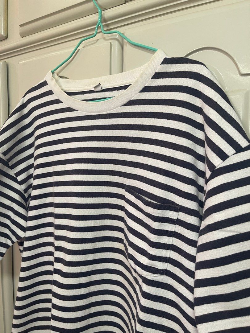 Uniqlo Striped Boxy Tshirt (Category: Tshirts & Polo Shirts ) located in Cabanatuan. Submitted by jrawrrr (Listing ID 1359882533, Image 2). Description: Uniqlo Striped Tshirt W24 L26. Boxy fit Slight yellowing on neckline. Rfs: declutterring .