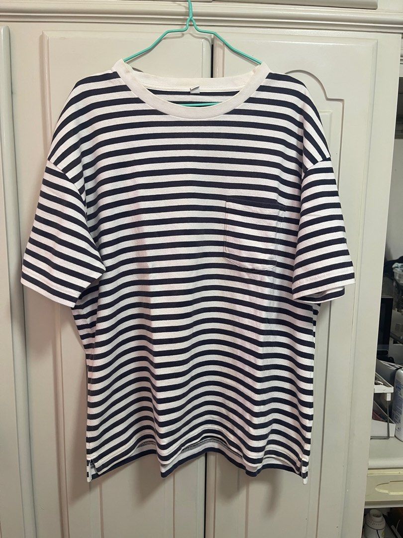 Uniqlo Striped Boxy Tshirt (Category: Tshirts & Polo Shirts ) located in Cabanatuan. Submitted by jrawrrr (Listing ID 1359882533, Image 1). Description: Uniqlo Striped Tshirt W24 L26. Boxy fit Slight yellowing on neckline. Rfs: declutterring .