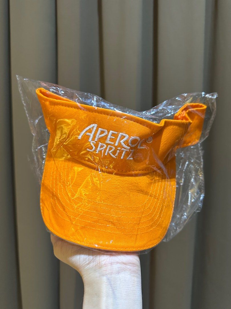 Cap/Visor (Category: Caps & Hats) located in Singapore. Submitted by fwgyh (Listing ID 1359989889, Image 1). Description: .