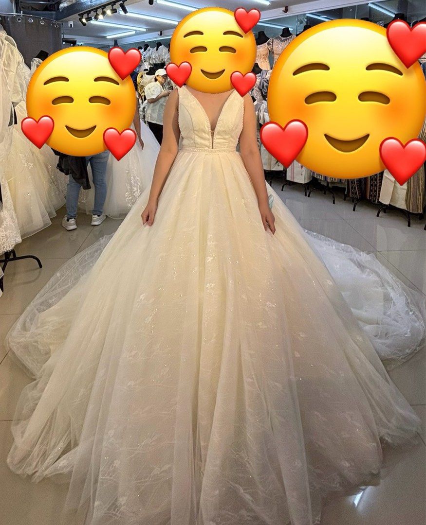 Wedding gown (Category: Evening dresses & gowns) located in Pateros City. Submitted by rdrd23 (Listing ID 1359975362, Image 1). Description: Once lang po nagamit, kakabili lang ng february 2025, ginamit lang po sa kasal, brand new po iyan ng binili original price 20k Inclusion: ring pillow, coin pillow, beil and cord Negotiatable Kayo na po mag pa dry clean mura na po iyan.