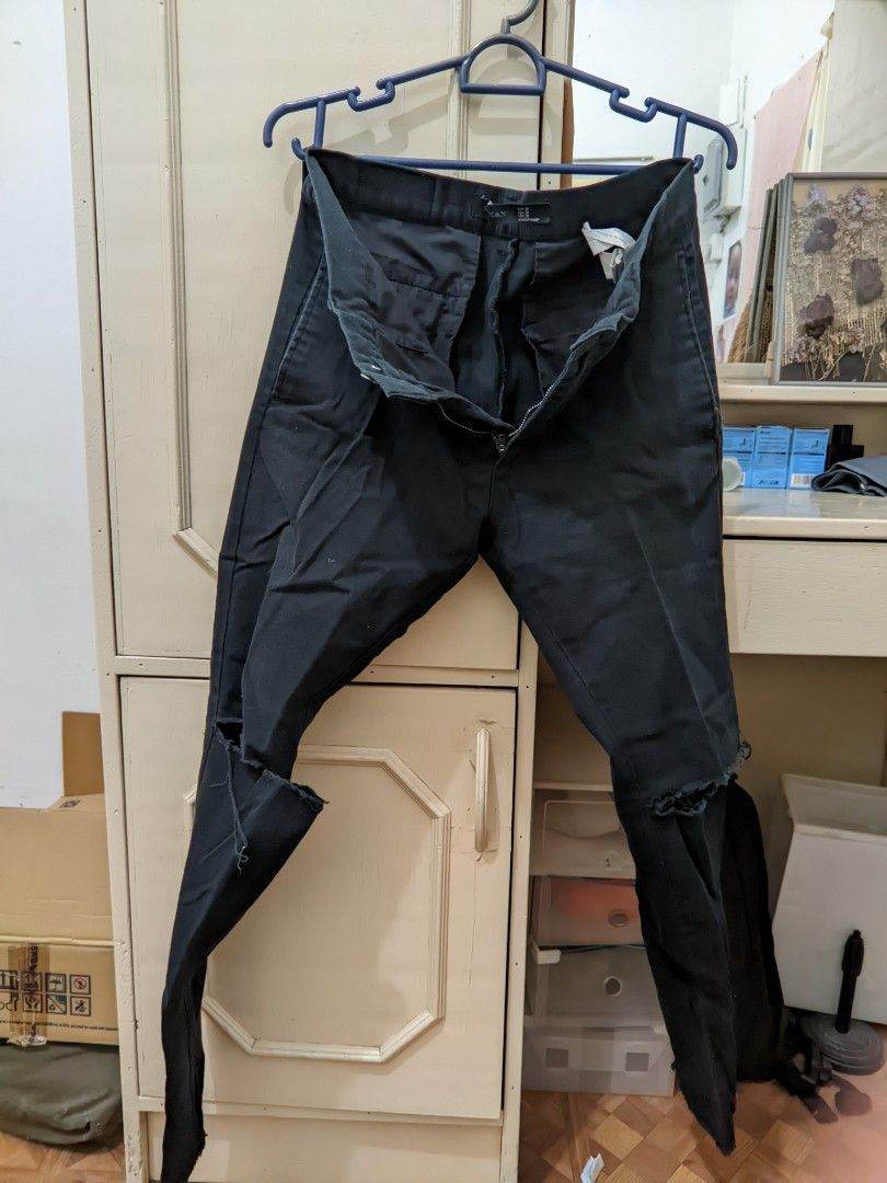 Zara Man Ripped black jeans (Category: Jeans) located in Mexico. Submitted by ayyel (Listing ID 1359879855, Image 1). Description: Zara Ripped Black Jeans Size: 28 Waist: 28-30 Length: 37 Condition: Great Condition Color rate: 10/10 Issue: None RFS: Decluttering MOP: Gcash (no cod) Courier: J&T.
