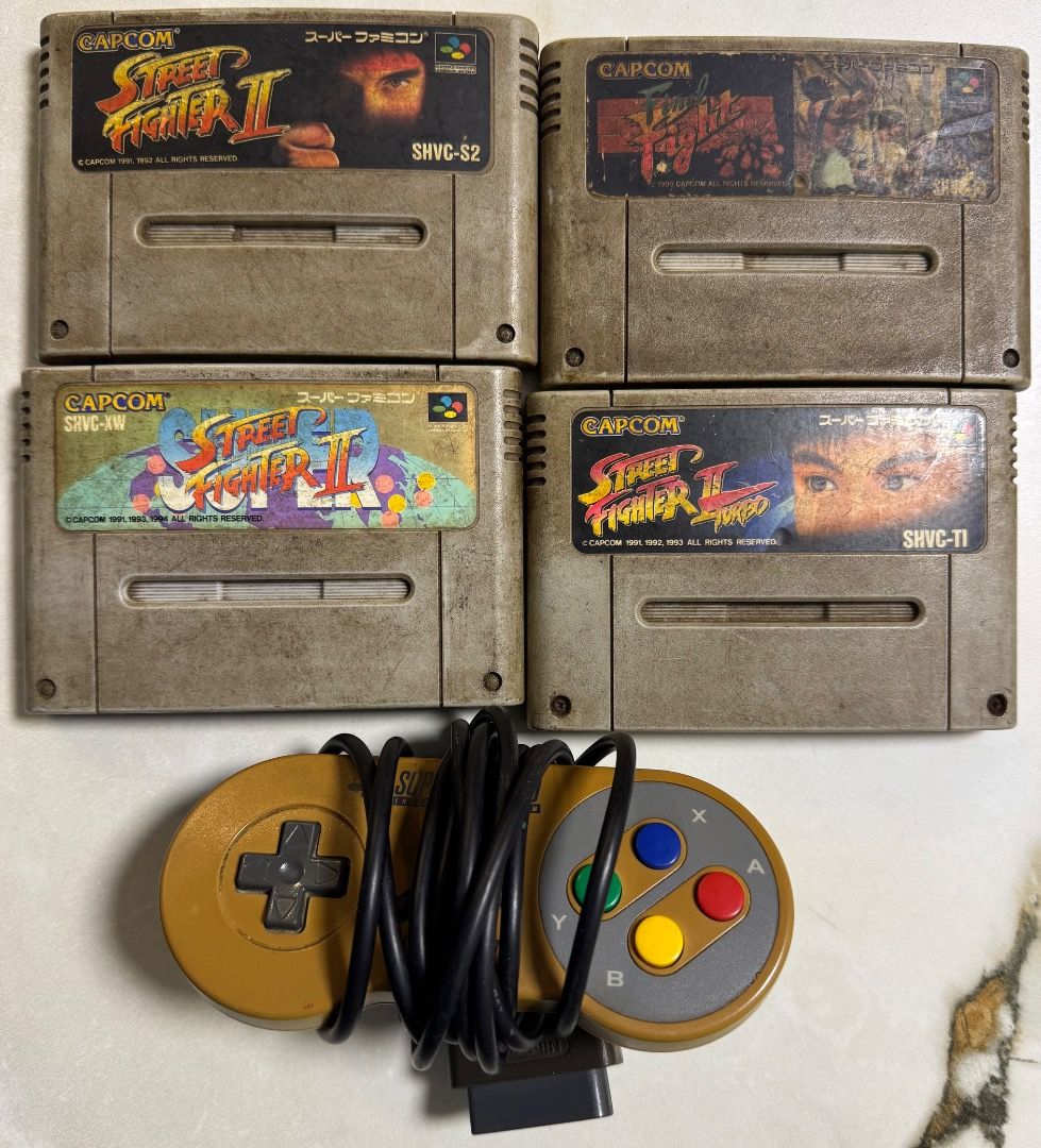 超級任天堂/ Sega Saturn （分類：Nintendo 任天堂）位於 Hong Kong。 由 mantsui8 提交（商品編號 1360099106，圖片 3）。簡介： 超任主機 $200 圖一 連一個手制和四隻正版遊戲（不連火牛和AV線） 已試機 正常運作 Sega Saturn $100 圖四 (著燈無畫面） 旺角地鐵站交收/順豐到付。