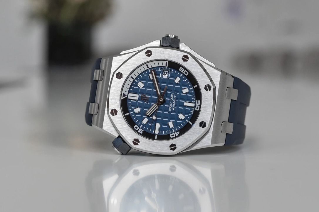 Audemars Piguet Royal Oak Offshore Diver (15720ST.OO.A027CA.01) (Category: Watches) located in Singapore. Submitted by gooseman1311 (Listing ID 1360054259, Image 2). Description: I am a collector and all my watches are hardly worn and well kept. * GENUINE Offers only, Low ballers will be Ignored. * More pictures of actual watch can be arrange to be send to keen offers. * Wrist shot is Actual watch on a 17cm Wrist. * Self Collection at Holland Vil