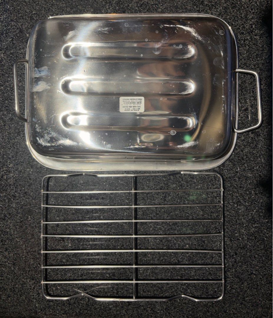 Baking tray with grill (Category: Bakeware) located in Makati City. Submitted by peachesdiala (Listing ID 1360087028, Image 2). Description: Size: 30cm Baking tray with grill RFS: Decluttering Delivery via Lalamove/J&T/Flash express 📍Brgy. Palanan, Makati City MOP: GCASH/BPI.