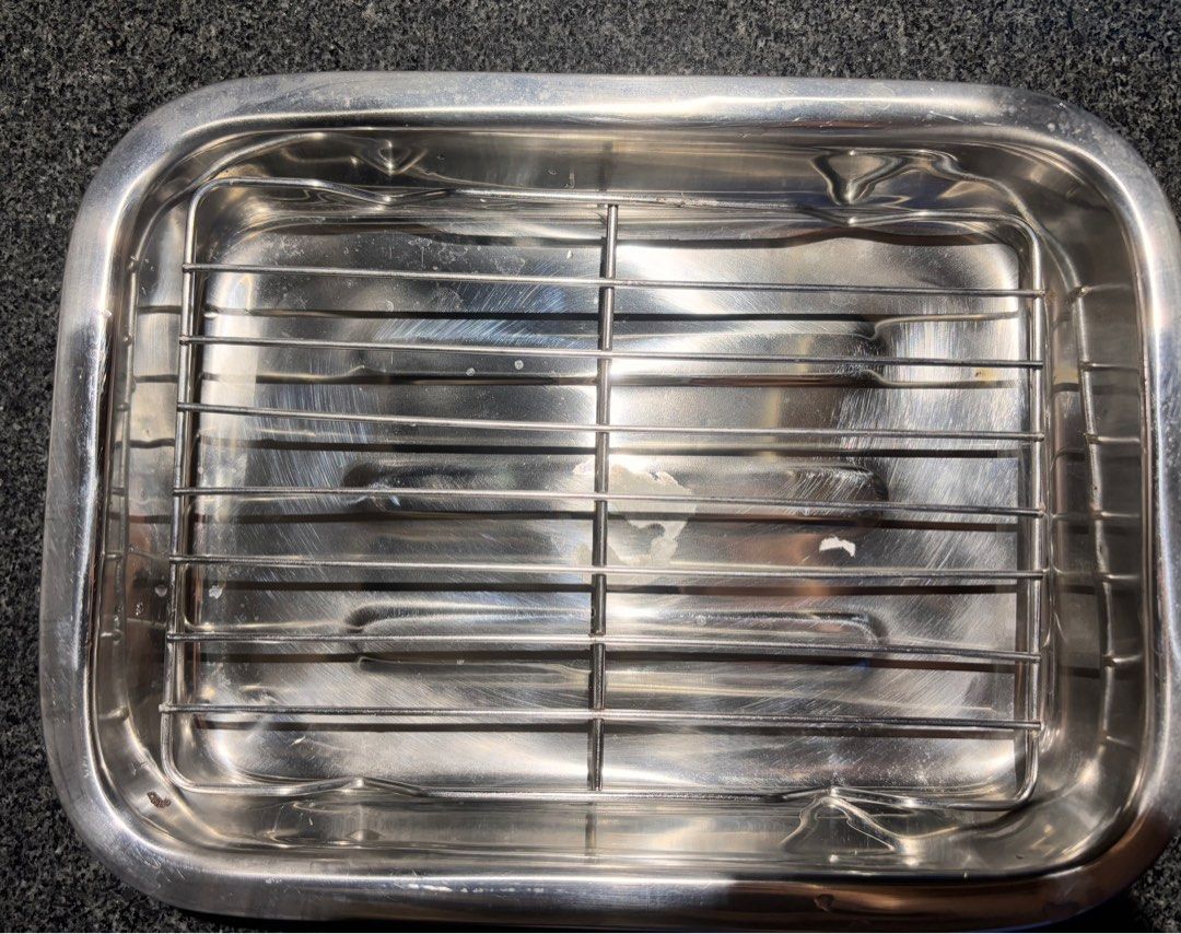 Baking tray with grill (Category: Bakeware) located in Makati City. Submitted by peachesdiala (Listing ID 1360087028, Image 3). Description: Size: 30cm Baking tray with grill RFS: Decluttering Delivery via Lalamove/J&T/Flash express 📍Brgy. Palanan, Makati City MOP: GCASH/BPI.