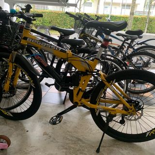(Category: ) located in . Submitted by chunguswardrobe (Listing ID 1360026728, Image 1). Description: .