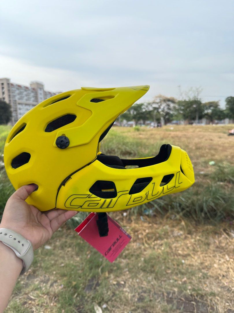 Cairbull full face helmet (Category: Helmets and other Riding Gears) located in Manila. Submitted by pink_avenue (Listing ID 1360173093, Image 2). Description: .
