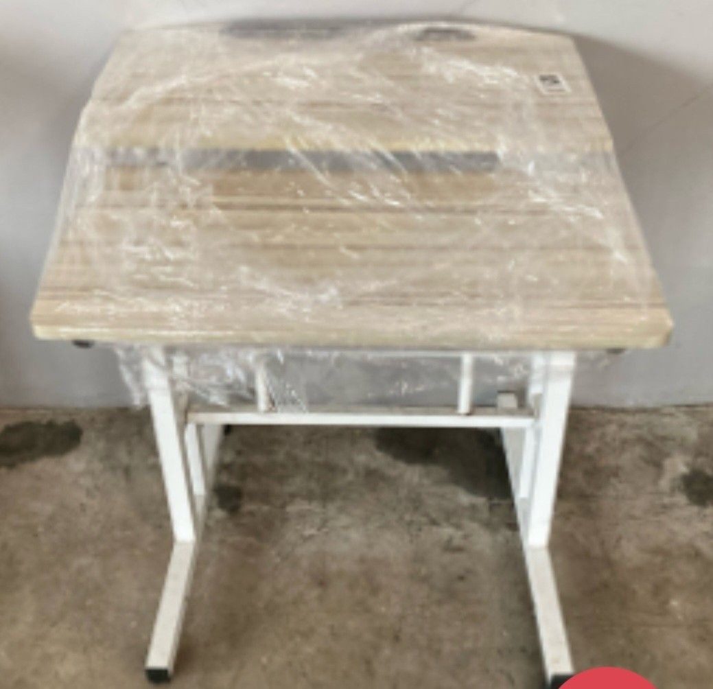 Computer table (Category: Tables & Sets) located in Singapore. Submitted by sellerjun (Listing ID 1360113116, Image 2). Description: .