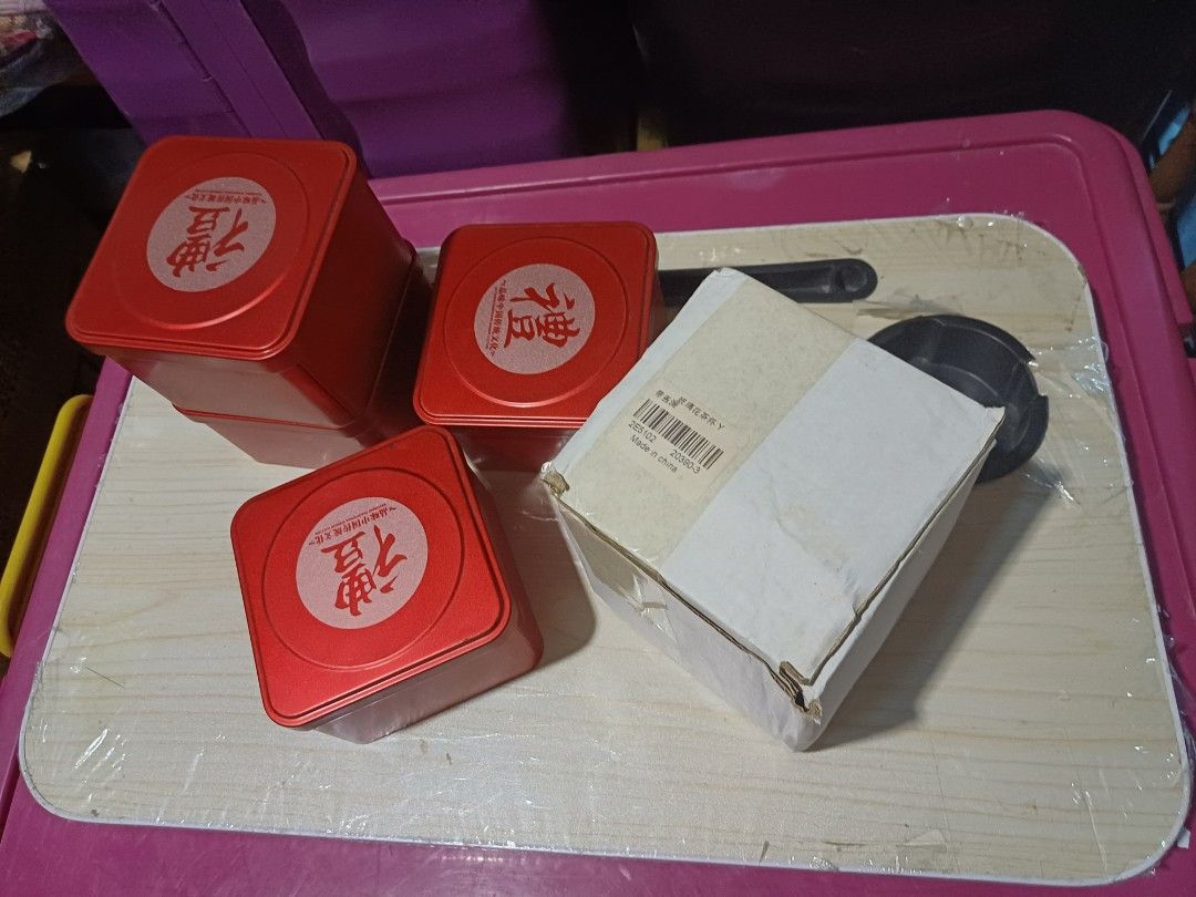 For Take All Jin Jun Mei Tea Set (Category: Coffee & Tea Tableware) located in Cavite. Submitted by gonjane427 (Listing ID 1360158454, Image 1). Description: Original Chinese Black Tea 👉4 cans -8 packs per can -brandnew sealed -original from china 👉glass tea infuser -brandnew -no issue -w/ box 👉foldable table -like new -w/ some storage marks kasi nakatago lang nagasgas when storing still has plastic Price is still nego for sure buyer the black