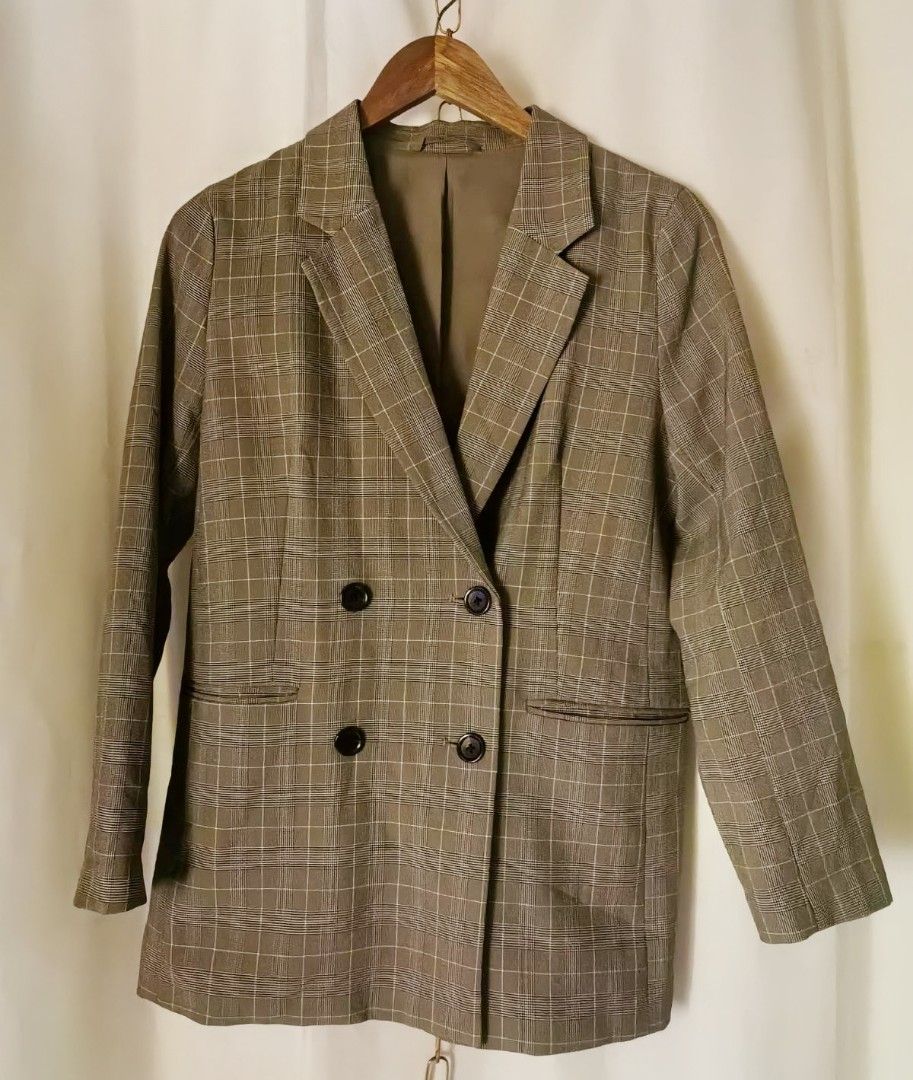 GU coats for women (Category: Coats, Jackets and Outerwear) located in Alcala. Submitted by akirooh (Listing ID 1360068834, Image 2). Description: Size medium Bnew condition Uniqlo sister brand.