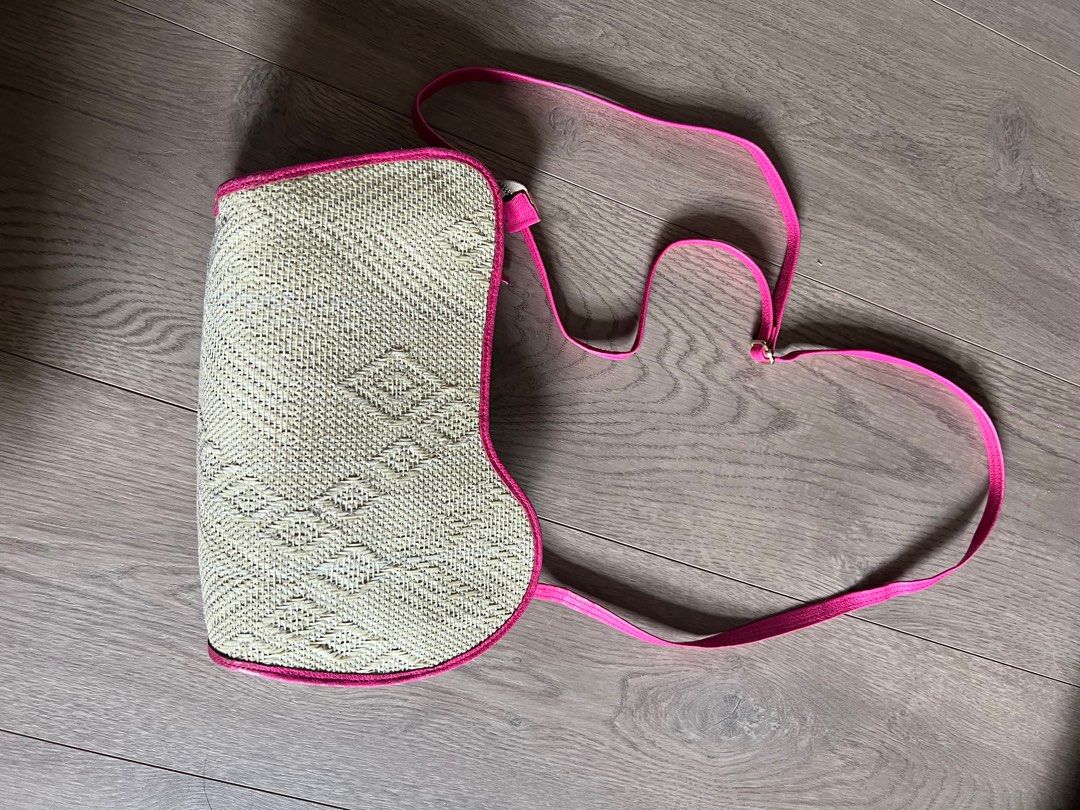 Halo halo wavy bag (Category: Beach Bags) located in Manila. Submitted by declutterwmexx (Listing ID 1360068329, Image 2). Description: With slight signs of usage as seen in the photos. No other flaws. Zipper is not that smooth but it has been like that ever since i bought it..