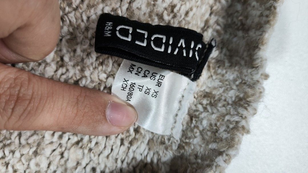 H&M sweater (Category: Longsleeves) located in Talisay. Submitted by kuronuma (Listing ID 1360211081, Image 2). Description: 𖹭 rfs: declutter 𖹭 Mop : Gcash, BDO, Maya, Gotyme.