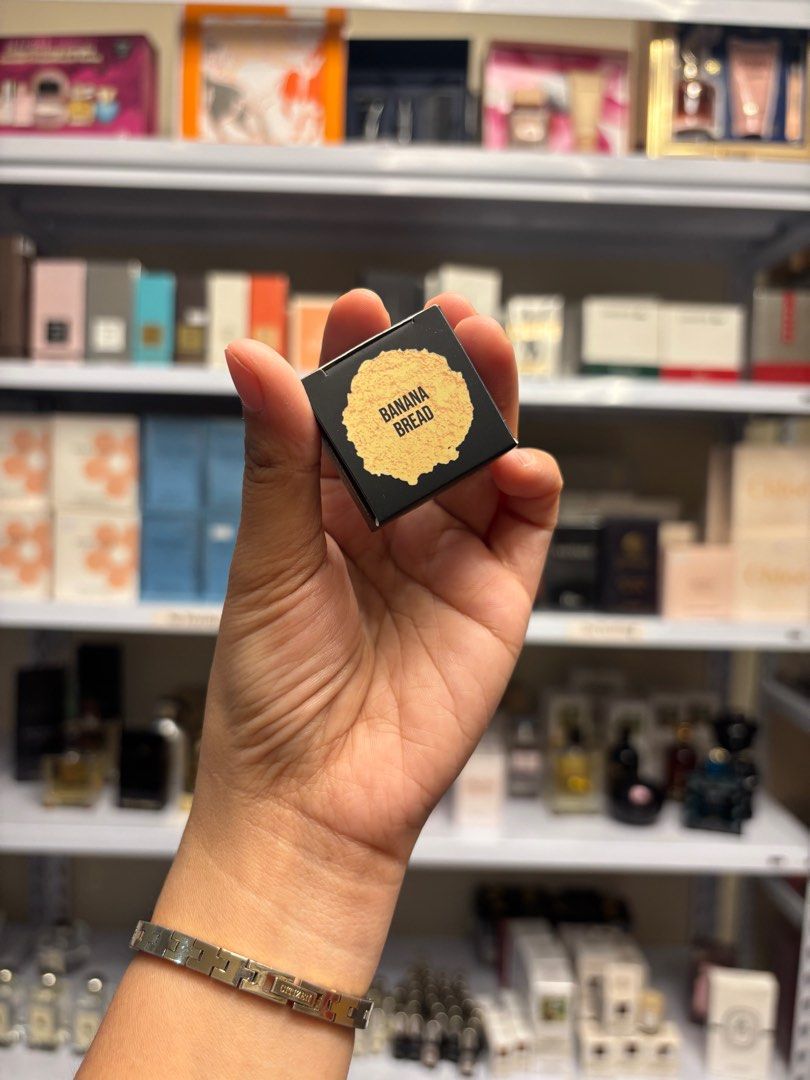Huda Beauty Loose baking and setting powder (Category: Makeup) located in Pasay City. Submitted by rawzaleen (Listing ID 1360206579, Image 2). Description: Huda Beauty Loose baking and setting powder Shade: Banana Bread 0.8g Php 750.