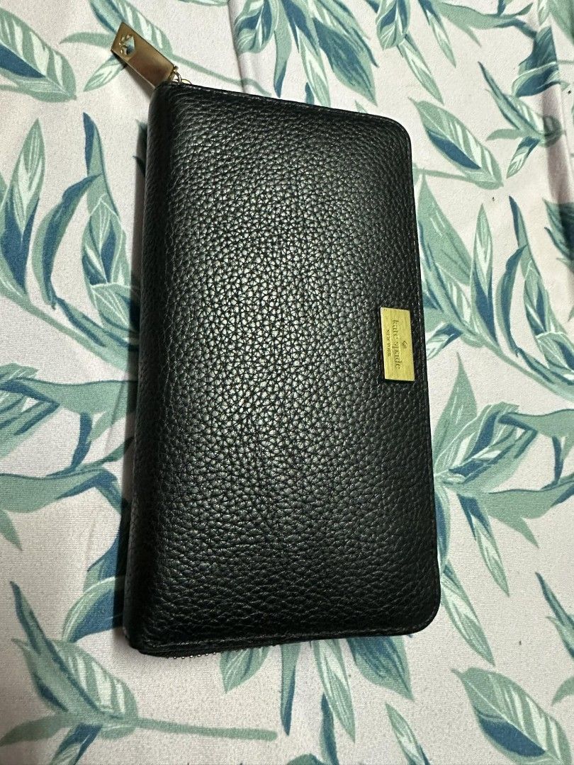 Kate Spade New York Wallet (Category: Wallets & Card holders) located in Quezon City. Submitted by jrmill (Listing ID 1360187978, Image 1). Description: see pictures for issue.