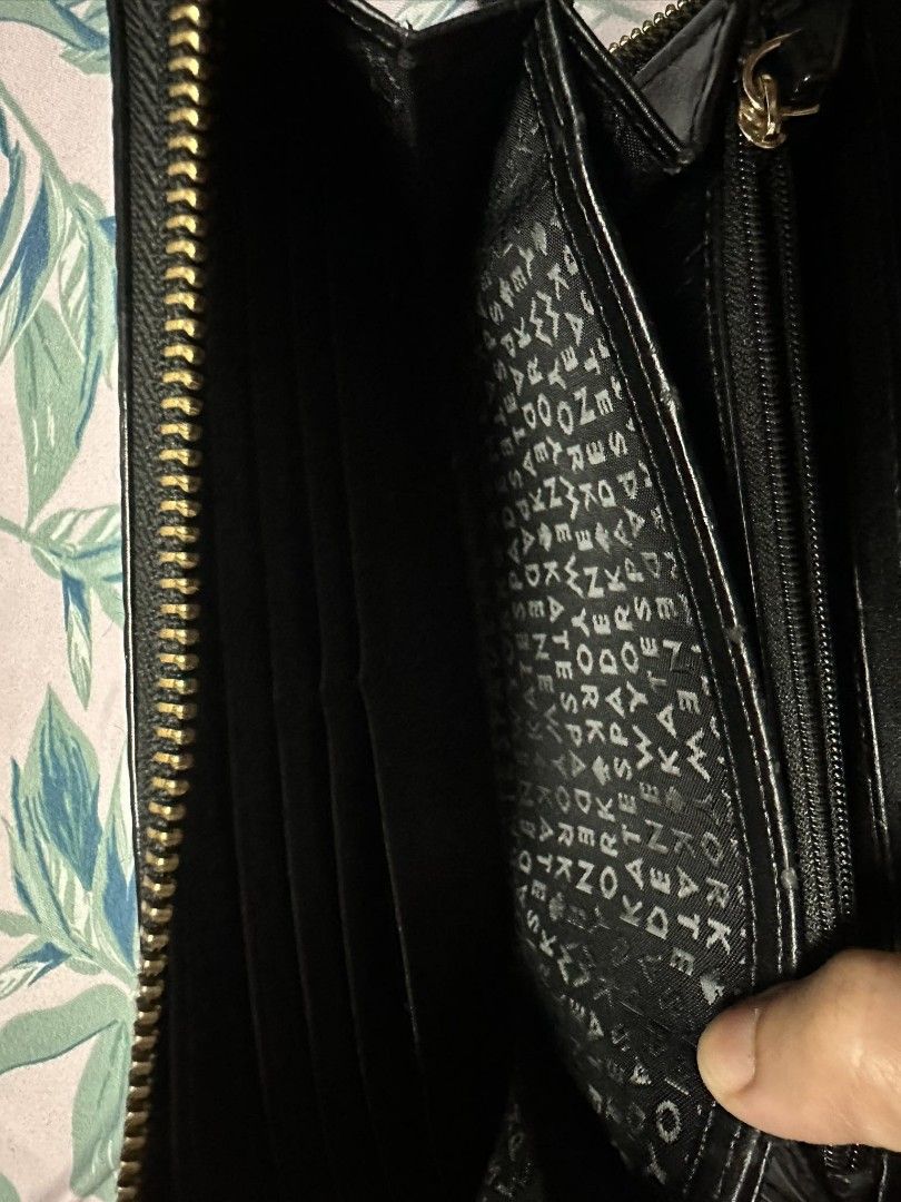 Kate Spade New York Wallet (Category: Wallets & Card holders) located in Quezon City. Submitted by jrmill (Listing ID 1360187978, Image 3). Description: see pictures for issue.
