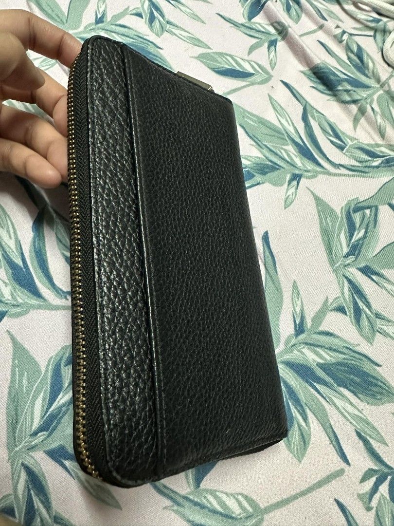 Kate Spade New York Wallet (Category: Wallets & Card holders) located in Quezon City. Submitted by jrmill (Listing ID 1360187978, Image 2). Description: see pictures for issue.