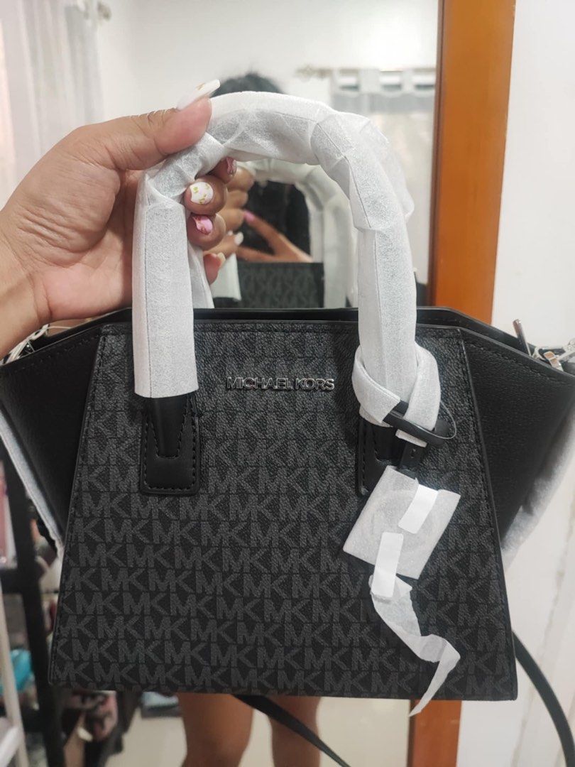 Mk Avril (Category: Luxury Bags & Wallets) located in San Pablo. Submitted by aceastra (Listing ID 1360044828, Image 1). Description: Selling this Mk Avril Brandnew Rfs, Pasalubong from a relative from US. Open for swap din sa any smaller bags .