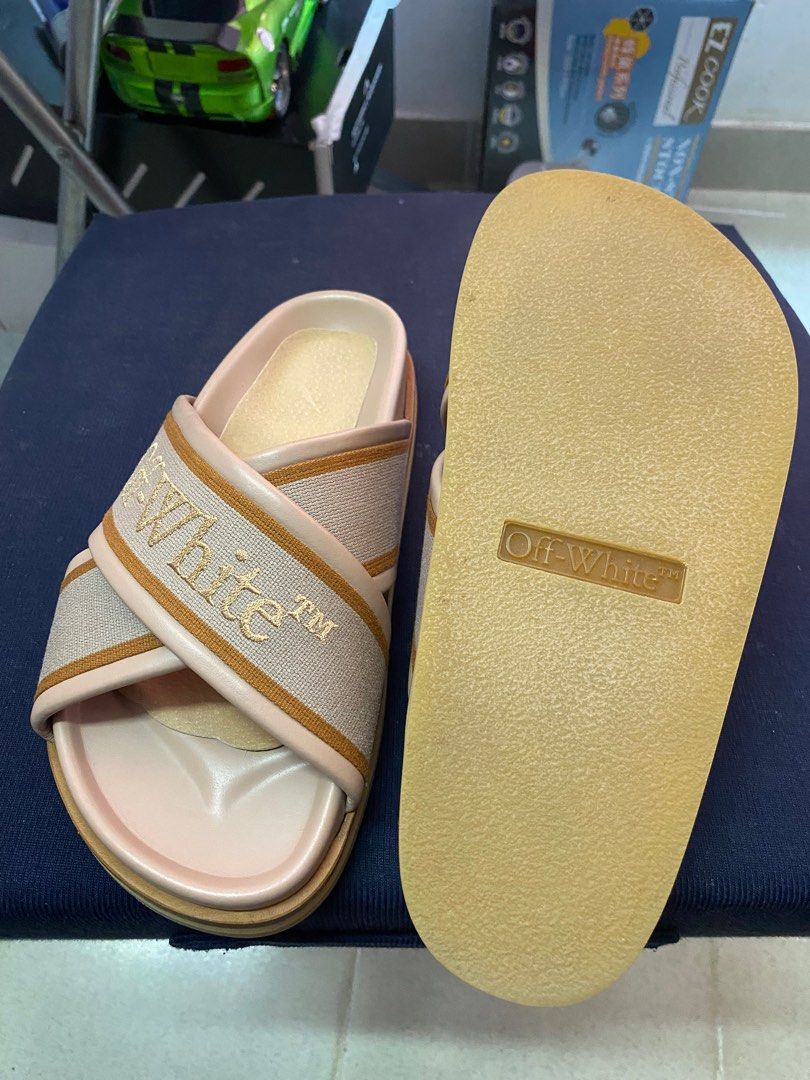 Off-white （分類：平底鞋）位於 Hong Kong。 由 corner042132 提交（商品編號 1360067411，圖片 3）。簡介： Authentic off-white flats/slippers。