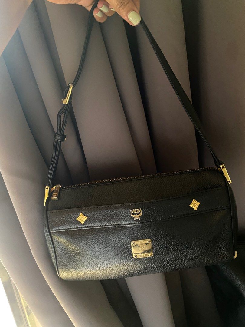 Original MCM Germany shoulder bag /kili bag (Category: Shoulder Bags) located in Marilao. Submitted by aikoh27 (Listing ID 1360092872, Image 3). Description: Original MCM Germany shoulder bag /kılı bag in very good condition gold hardware sign of usage only🥰.