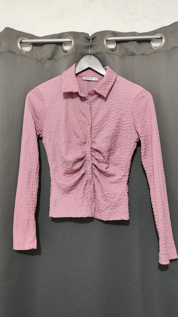 Stradivarius top (Category: Longsleeves) located in Talisay. Submitted by kuronuma (Listing ID 1360211452, Image 1). Description: 𖹭 rfs: declutter 𖹭 Mop : Gcash, BDO, Maya, Gotyme 𖹭 very pretty in person.