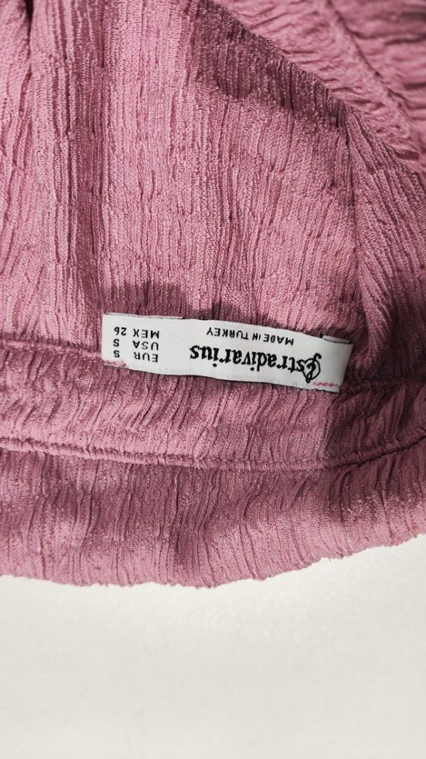 Stradivarius top (Category: Longsleeves) located in Talisay. Submitted by kuronuma (Listing ID 1360211452, Image 2). Description: 𖹭 rfs: declutter 𖹭 Mop : Gcash, BDO, Maya, Gotyme 𖹭 very pretty in person.