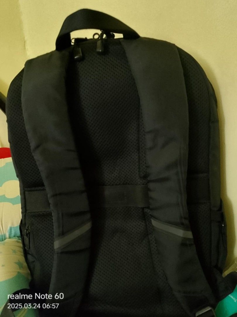 Targus Backpack (Category: Backpacks) located in Quezon City. Submitted by annyeong9 (Listing ID 1360149994, Image 3). Description: Targus Transpire Advance Backpack colored black. 15-16 in/38.1-40.6 cm. Almost new. Good for everyday use, office work and travel. P1, 200.00. See pictures for details and price..