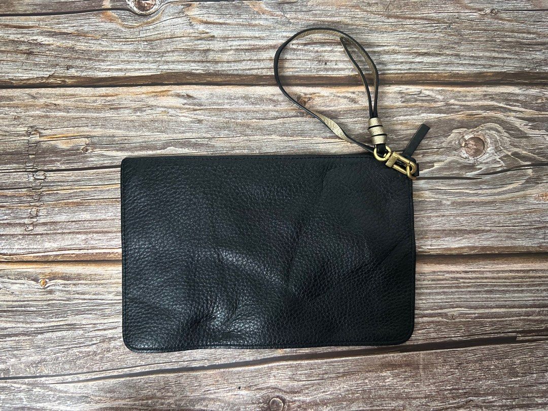 Tory Burch Wrislet (Category: Luxury Bags & Wallets) located in Iba. Submitted by luxurused (Listing ID 1360040749, Image 2). Description: Negotiable No issues Size: 9.5x6.5.