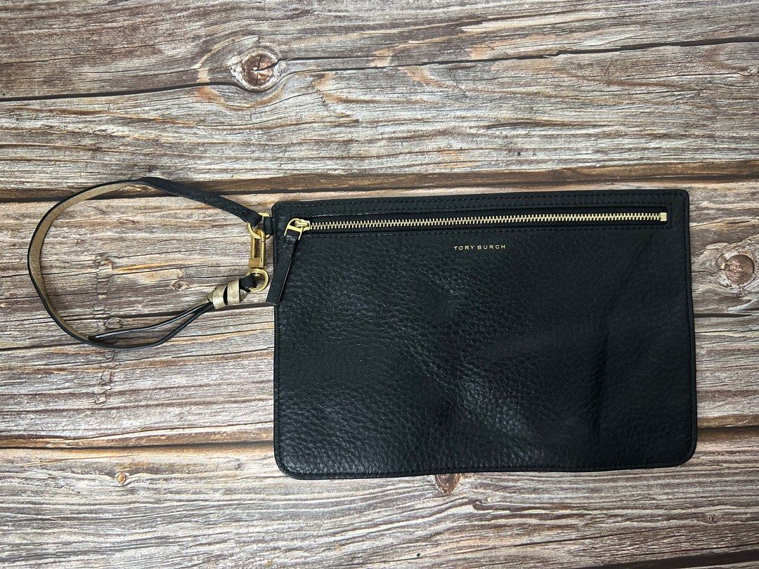 Tory Burch Wrislet (Category: Luxury Bags & Wallets) located in Iba. Submitted by luxurused (Listing ID 1360040749, Image 1). Description: Negotiable No issues Size: 9.5x6.5.