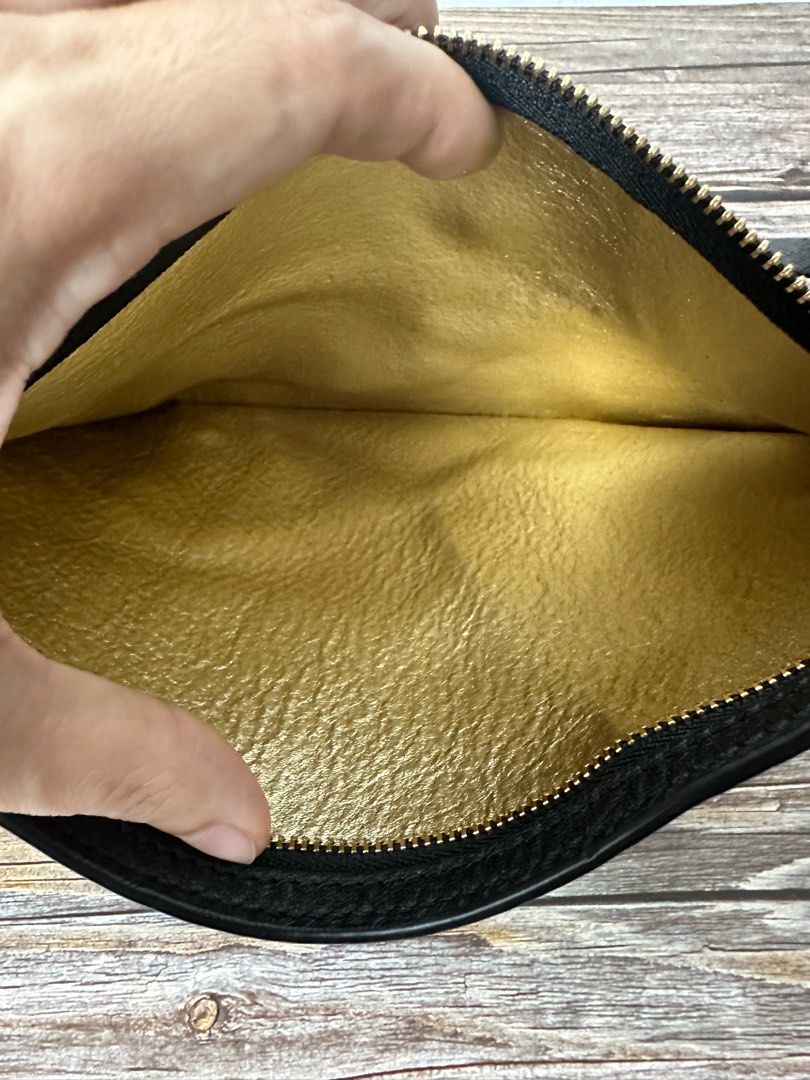 Tory Burch Wrislet (Category: Luxury Bags & Wallets) located in Iba. Submitted by luxurused (Listing ID 1360040749, Image 3). Description: Negotiable No issues Size: 9.5x6.5.